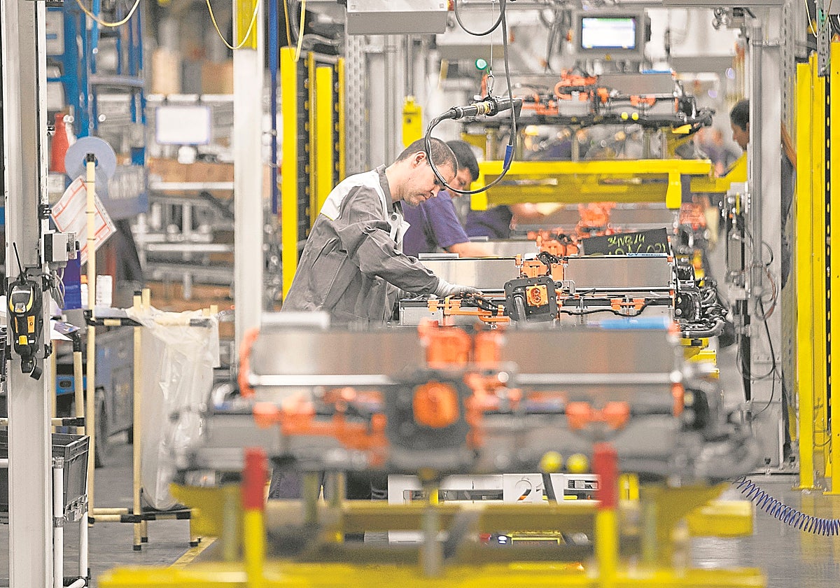 Vista de la cadena de montaje de baterías del Opel Corsa-e en la planta de Figueruelas (Zaragoza)