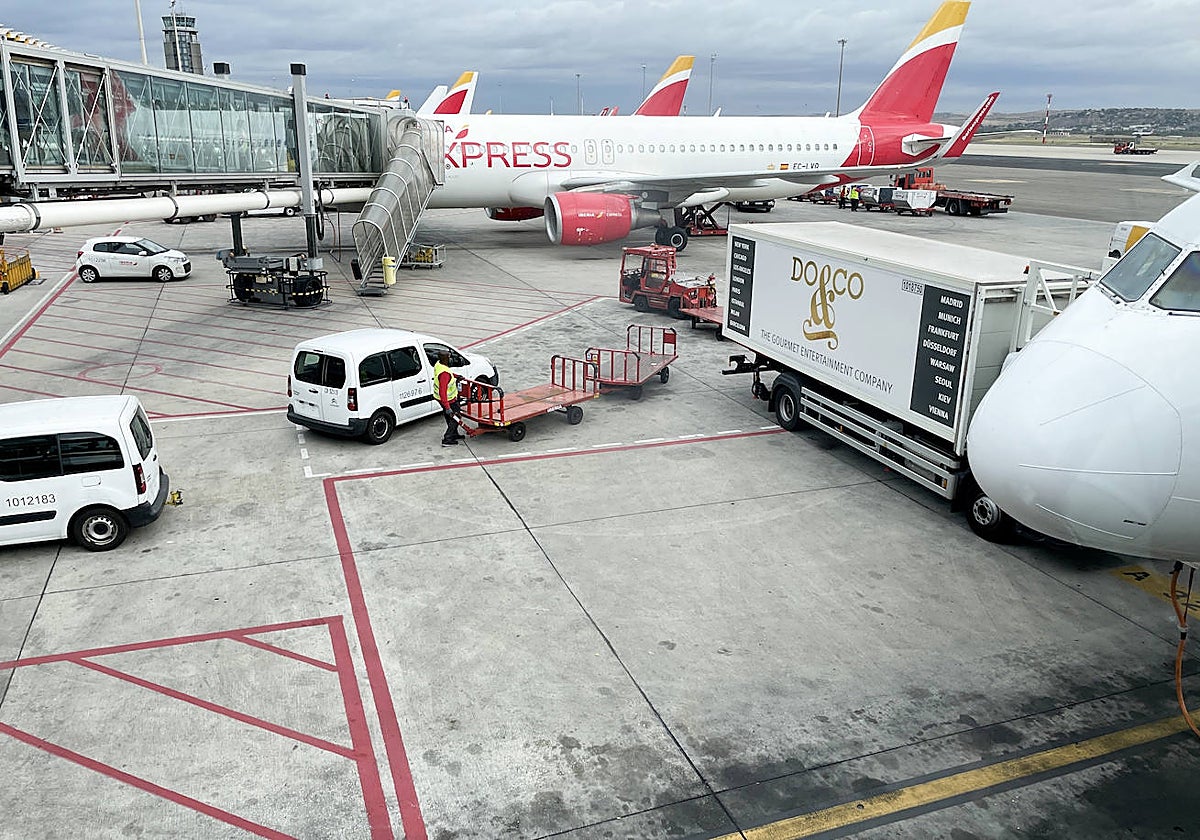 Imagen de un avión de Iberia Express en el aeropuerto