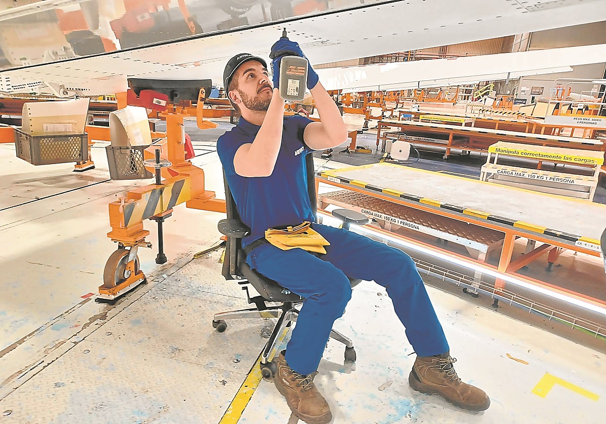 Pedro Lozano, alumno de FP Dual en las instalaciones de Airbus en Getafe, Madrid