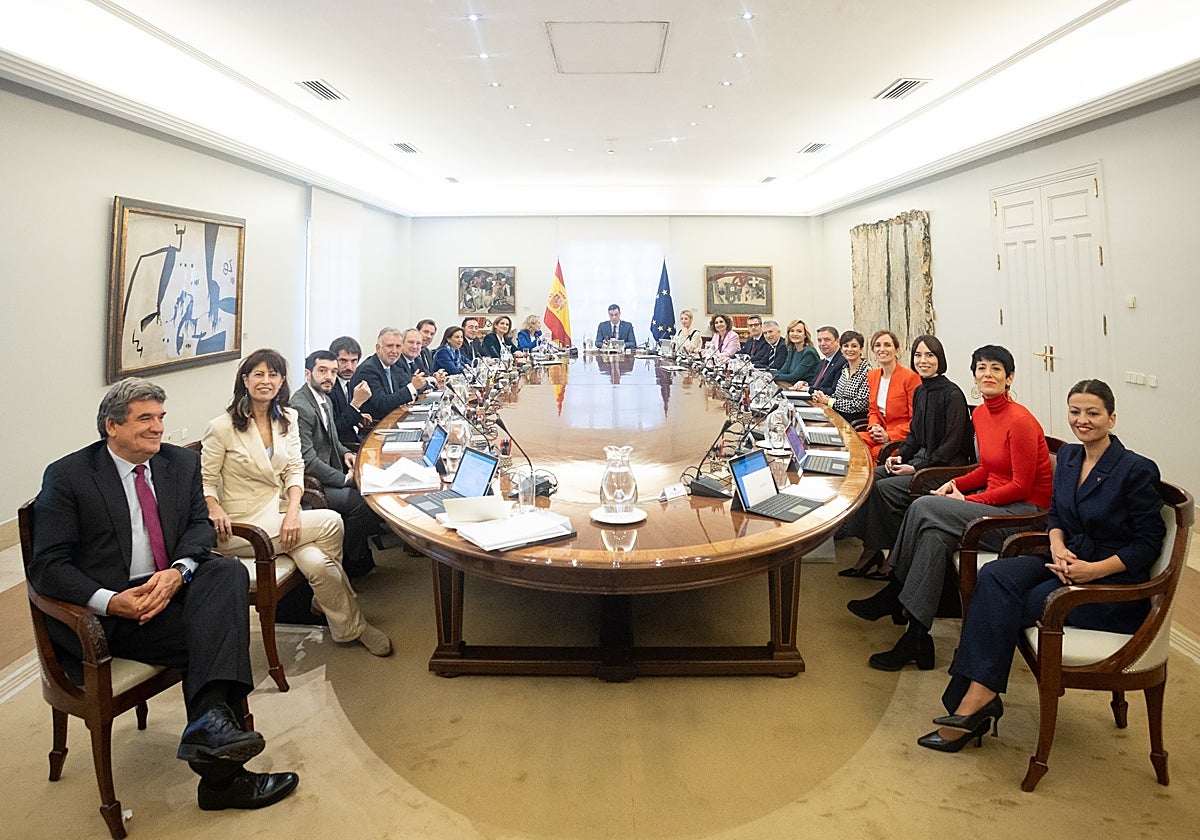 Instantánea de la primera reunión del Consejo de Ministros del nuevo Gobierno