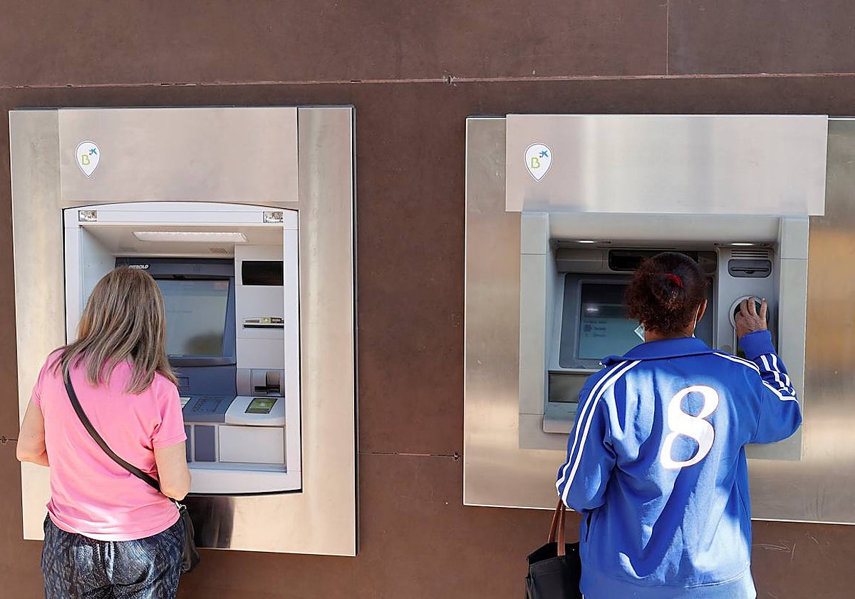 Dos mujeres sacando dinero de un cajero en Madrid