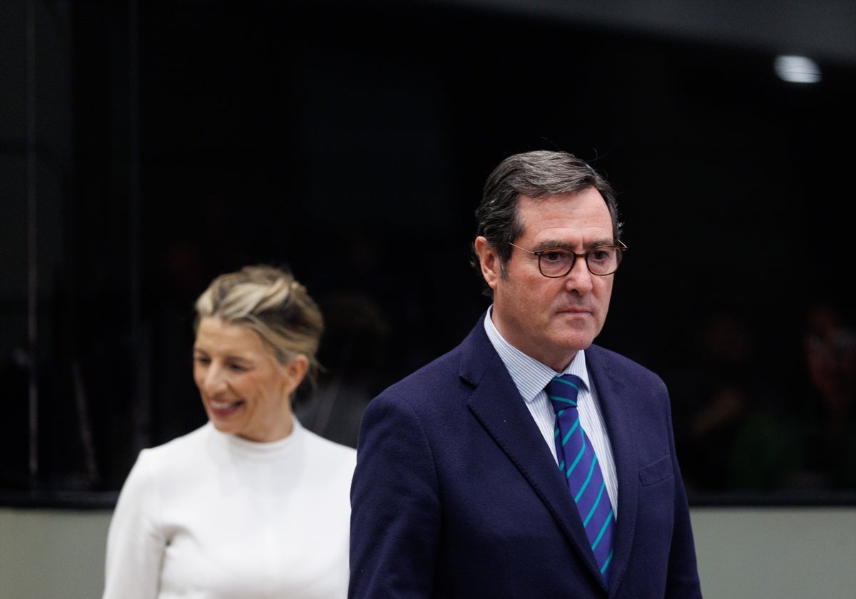 El presidente de la CEOE, Antonio Garamendi, y la vicepresidenta y ministra de Trabajo, Yolanda Díaz