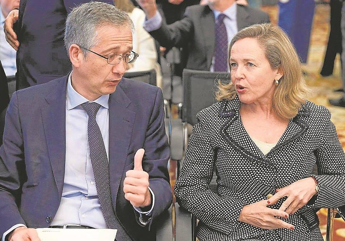 El gobernador del Banco de España, Pablo Hernández de Cos, y la vicepresidenta ecnómica Nadia Calviño