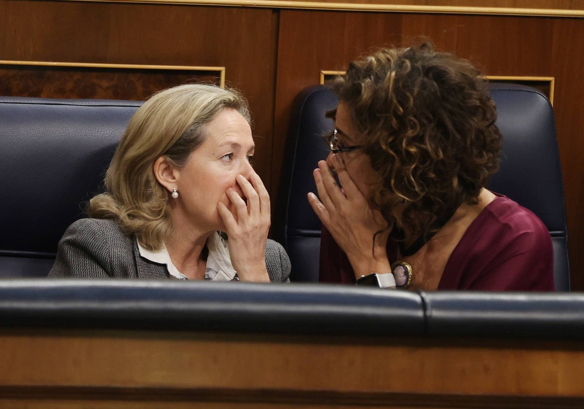 Nadia Calviño, vicepresidenta primera y ministra de Economía, y María Jesús Montero, vicepresidenta cuarta y ministra de Hacienda
