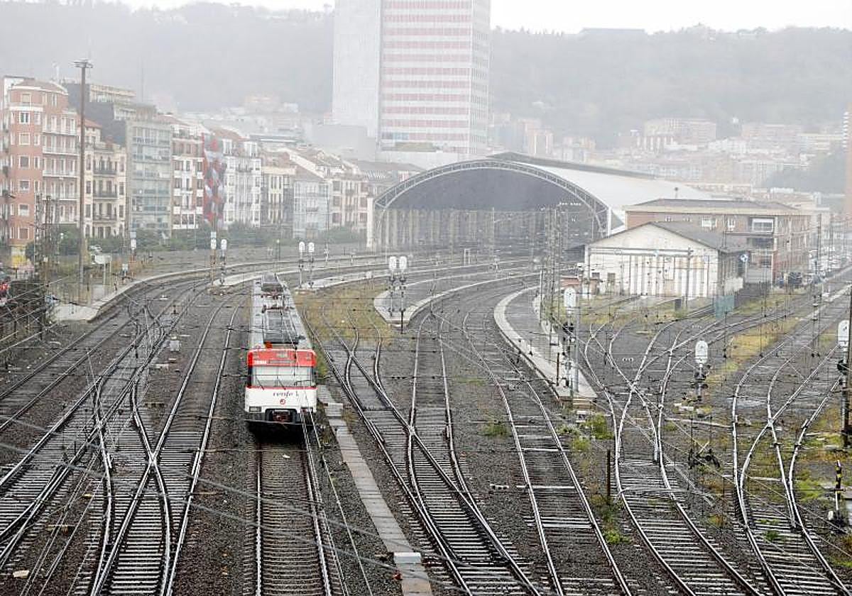Un tren entra en la estación de Abando, en Bilbao