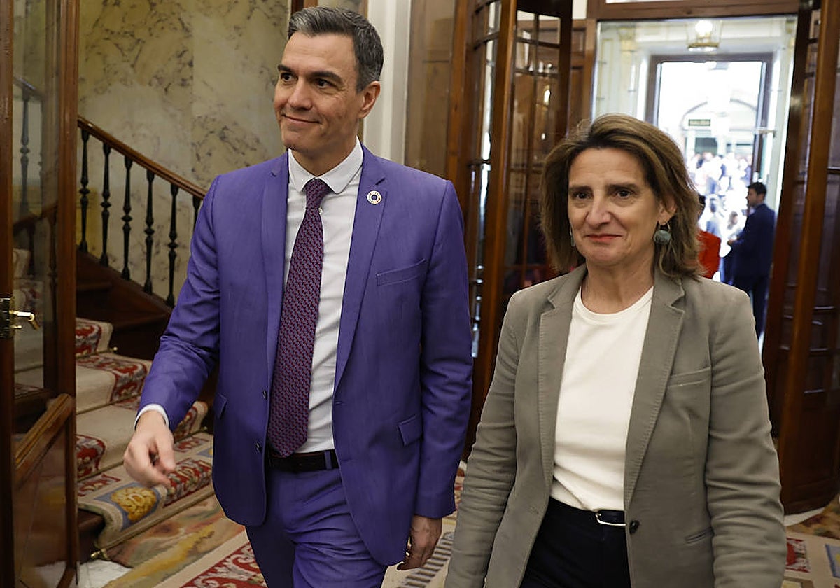 El presidente del Gobierno, Pedro Sánchez, y la vicepresidenta tercera, Teresa Ribera