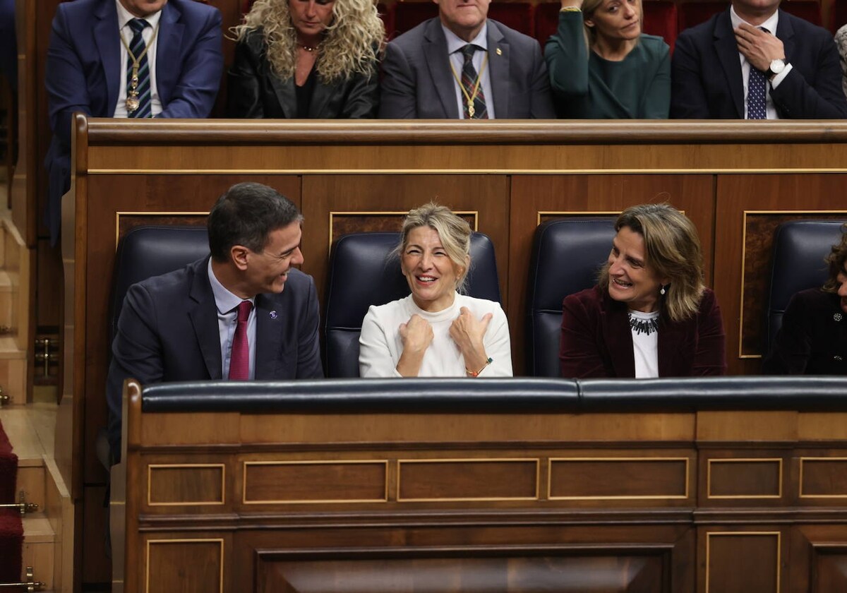 Pedro Sánchez junto con Yolanda Díaz y Teresa Ribera en el Congreso