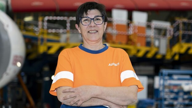 Almudena Martínez Álvarez, havacılık yapıları ve elektrik montajı eğitimi aldıktan sonra Airbus'un bir parçası
