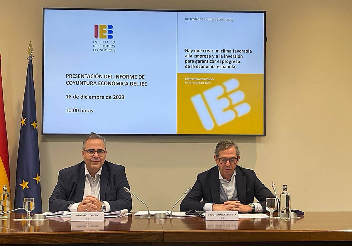 El director general del IEE, Gregorio Izquierdo, y el presidente del think tank, Íñigo Fernández de Mesa