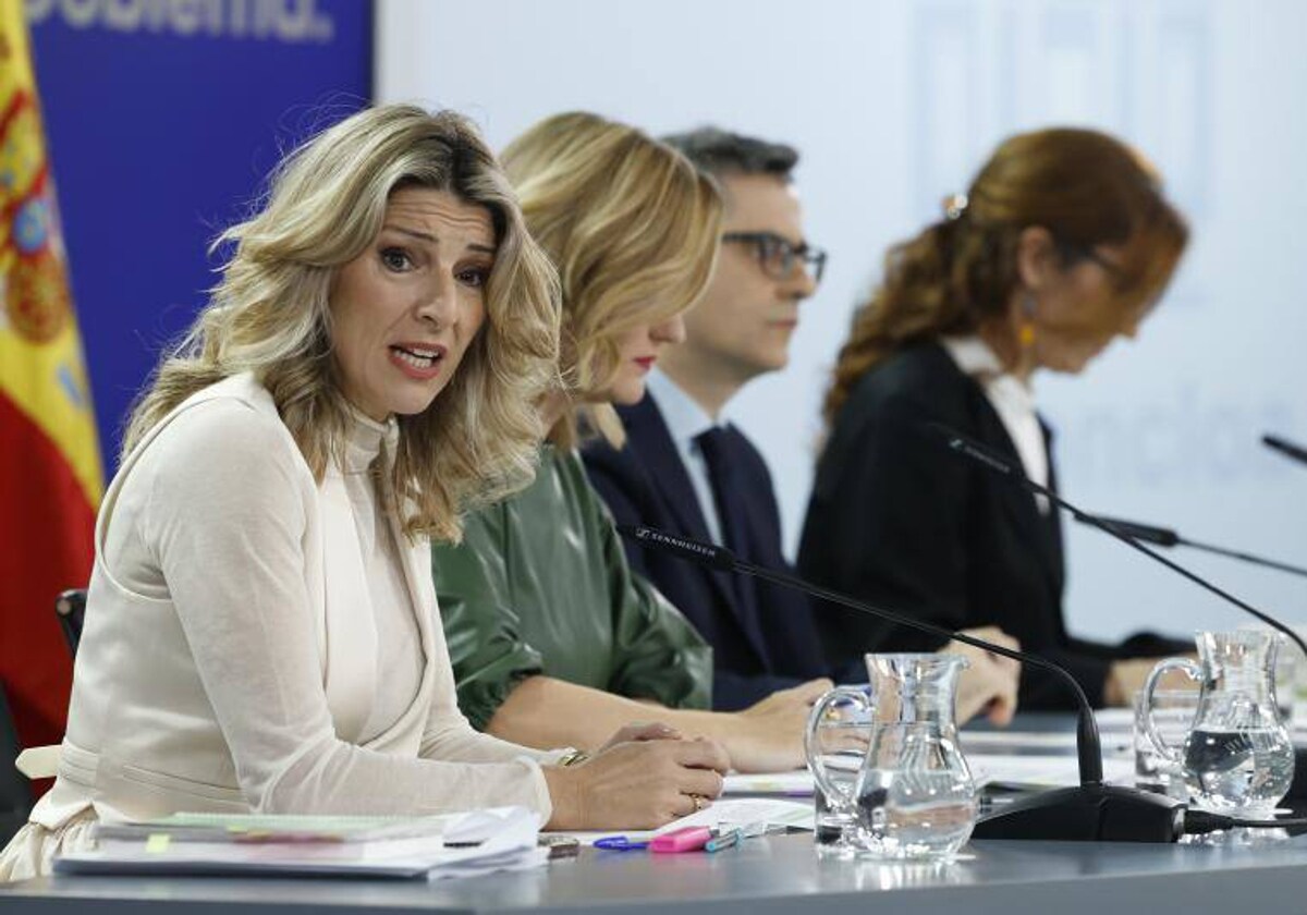 Yolanda Díaz, Pilar Alegría, Félix Bolaños y Mónica García, en la rueda de prensa del Consejo de Ministros