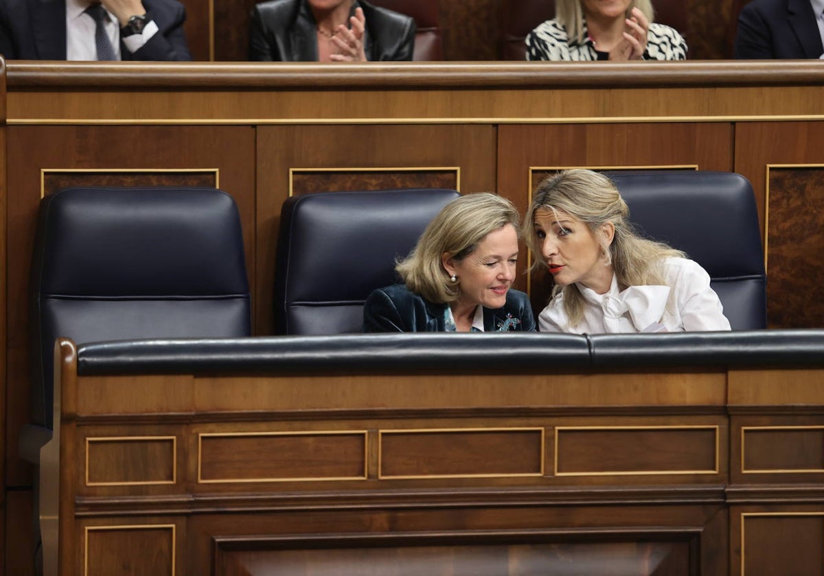 La ministra de Economía, Nadia Calviño, junto a la ministra de Trabajo, Yolanda Díaz