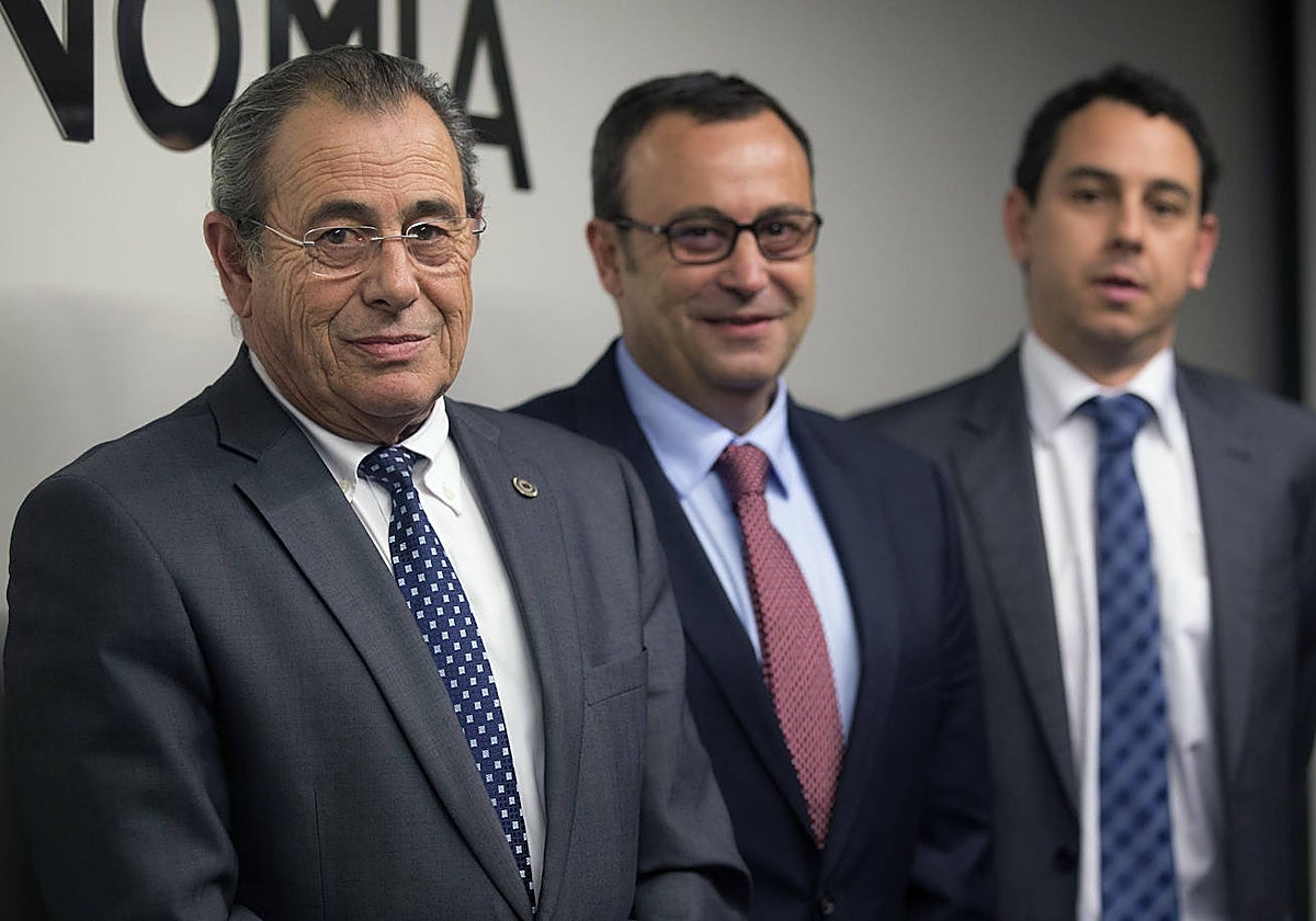 El hasta ahora presidente Grifols, Víctor Grífols, junto a su hermano Raimon Grífols Roura y Víctor Grífols Déu