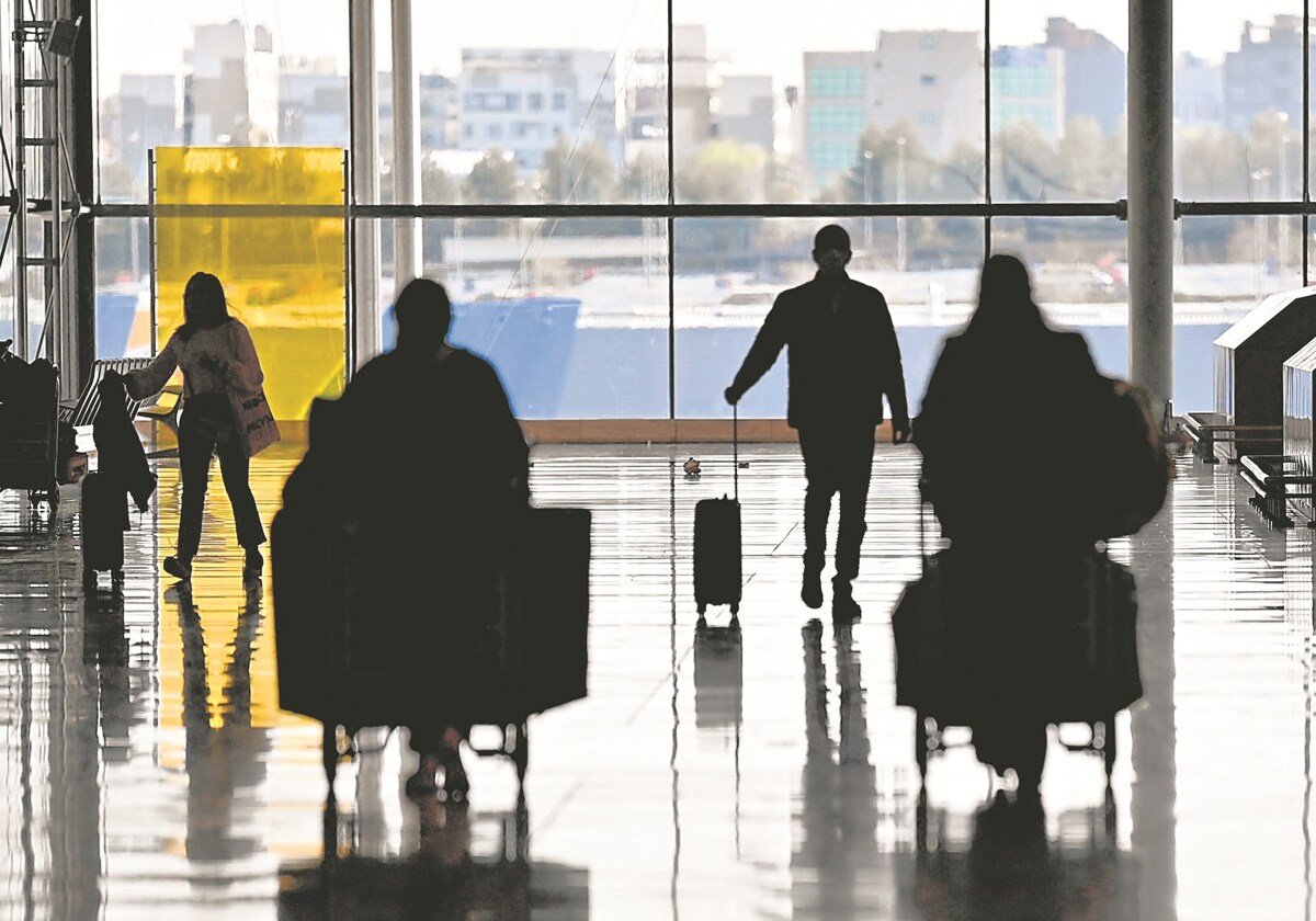 Un grupo de viajeros en el aeropuerto de Madrid