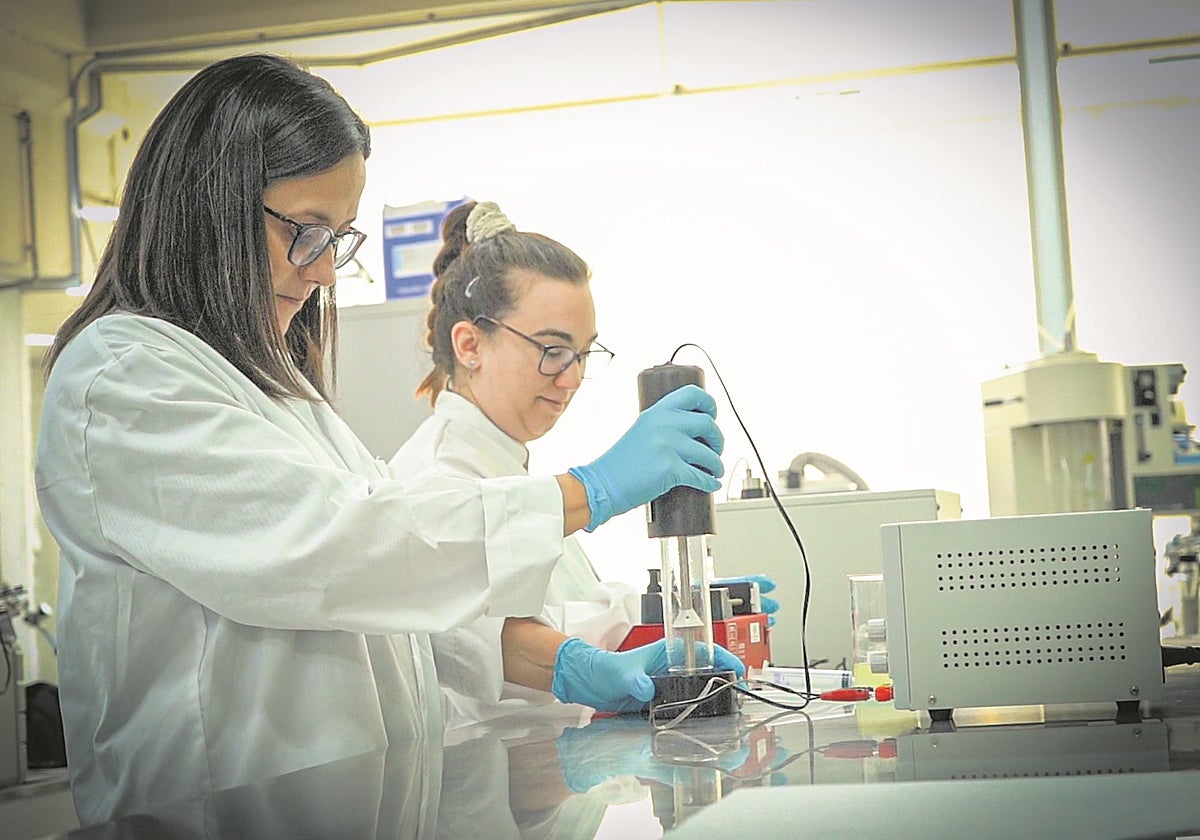 Ainia es un centro tecnológico privado con más de 30 años de experiencia en I+D+i. En primer plano, Ana Valero, project manager en Tecnologías de Microencapsulación