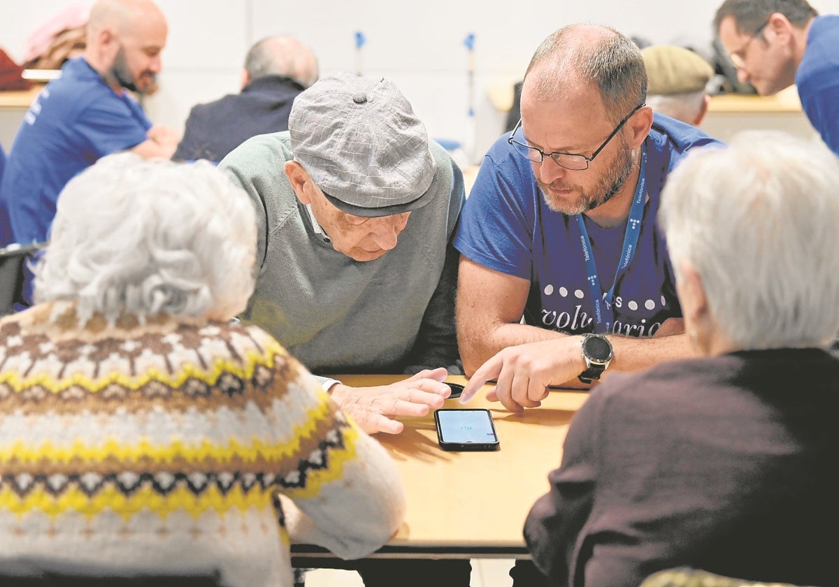 Para Telefónica, reducir la brecha digital es uno de los vectores esenciales de sus políticas de RSC y, por extensión, de los programas de voluntariados. Esa es la motivación de Reconectados, un programa integral y gratuito que tiene como objetivo impulsar las competencias digitales de las personas mayores