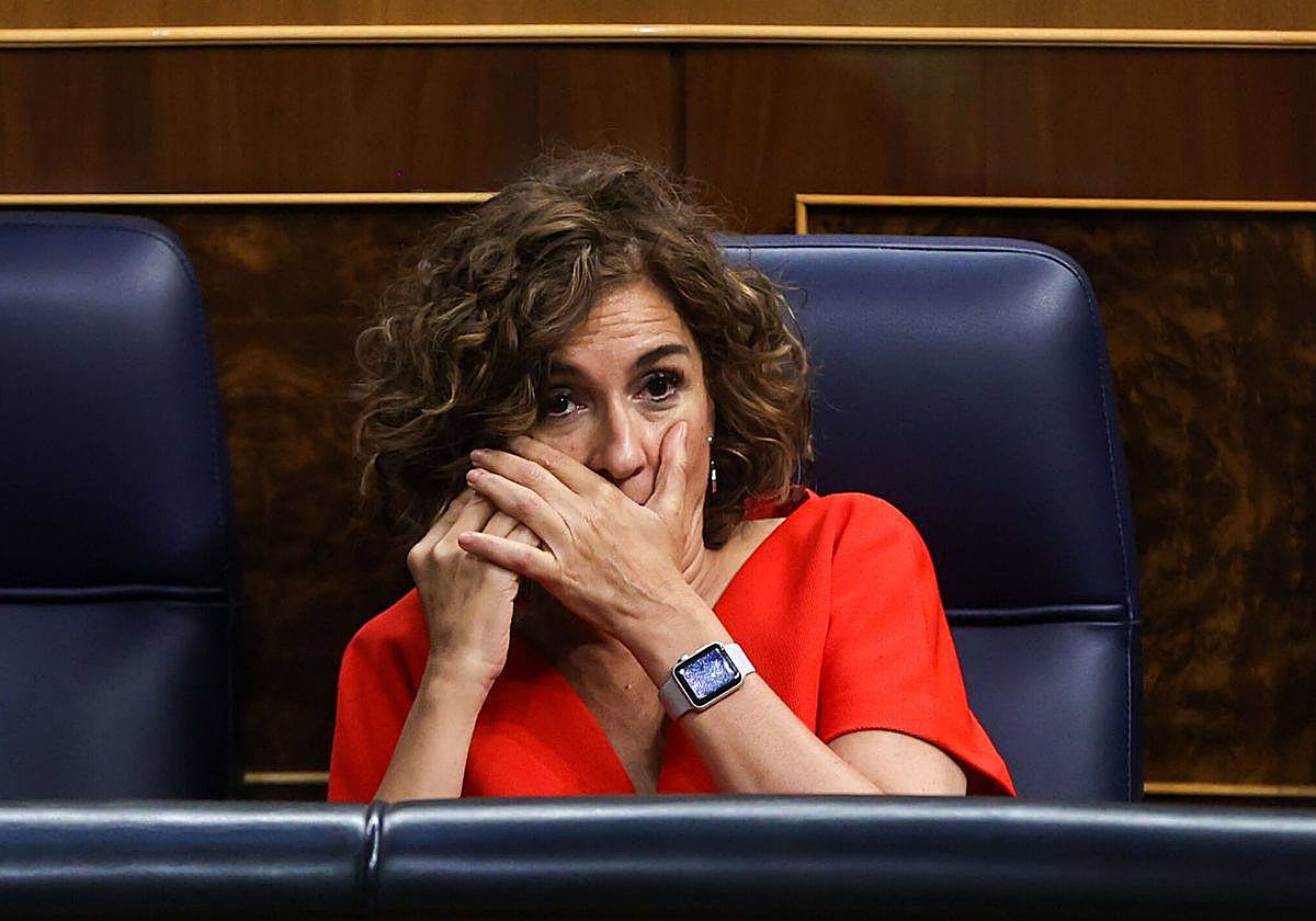 La ministra de Hacienda, María Jesús Montero, hablar por el móvil en su escaño del Congreso
