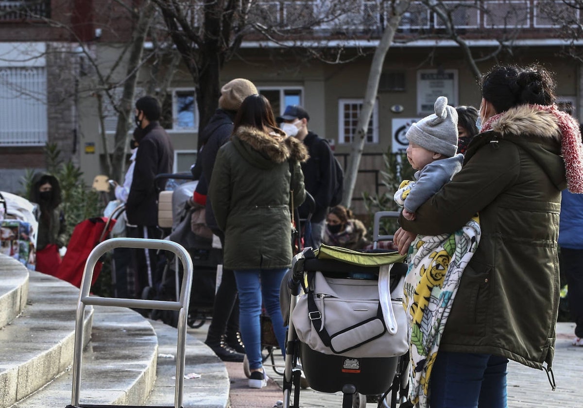 Familias en colas del hambre en Madrid