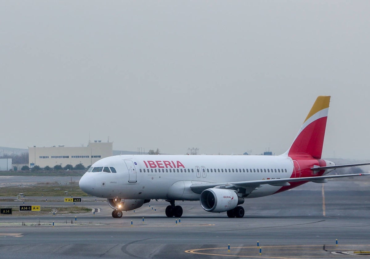 Un avión de la aerolínea Iberia en el aeropuerto Adolfo Suárez Madrid-Barajas