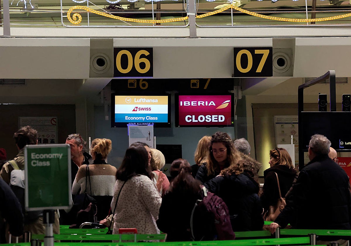 Personas esperando en una puerta de embarque de Iberia en Bilbao