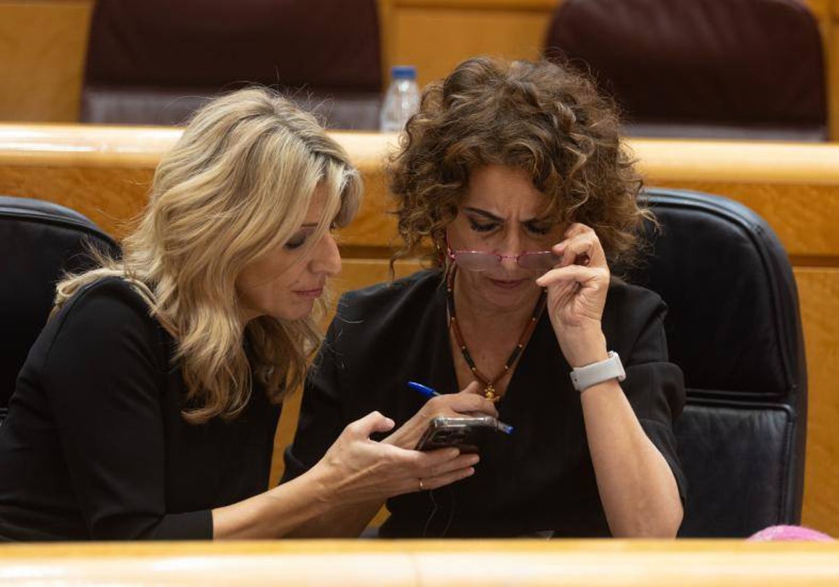 Las vicepresidentas María Jesús Montero y Yolanda Díaz, en la sesión del Senado