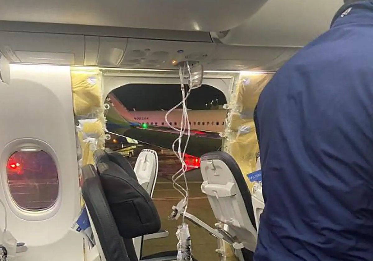 La ventana desprendida del un avión de Alaska Airlines
