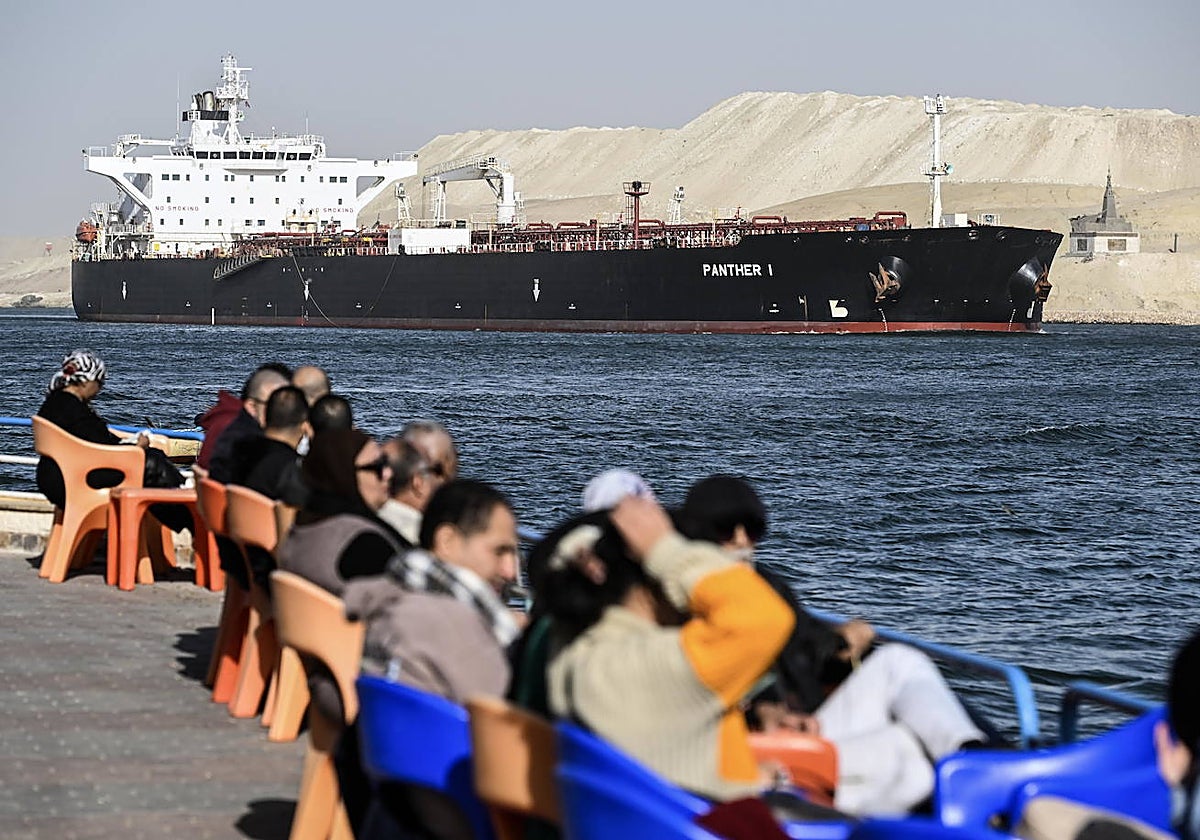 Un barco mercante cruzando el canal de Suez el pasado mes de diciembre