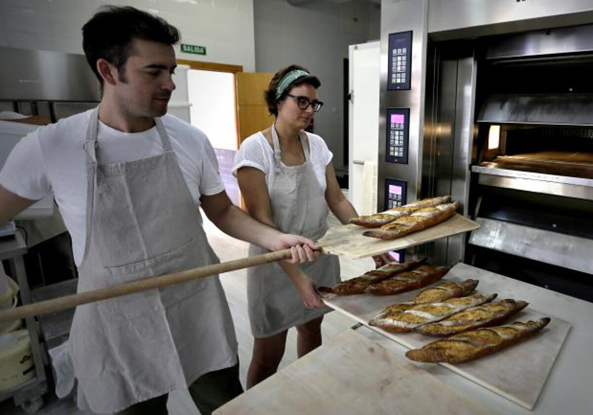Empleados de una panadería durante su jornada de trabajo