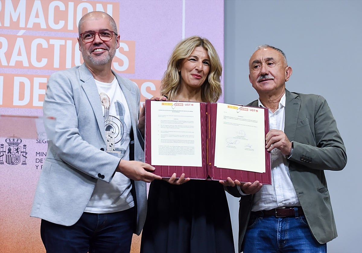El líder de CC.OO., Unai Sordo, la vicepresidenta y ministra de Trabajo, Yolanda Díaz, y el líder de UGT, Pepe Álvarez