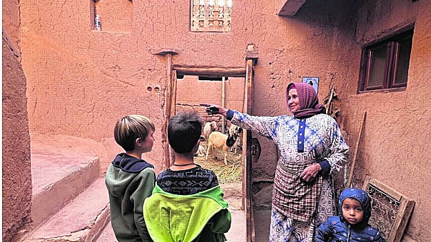 También para We Go Wild Travel el contacto con la comunidad de destino es trascendental en sus propuestas. Sobre estas líneas, un viaje familiar a Marruecos