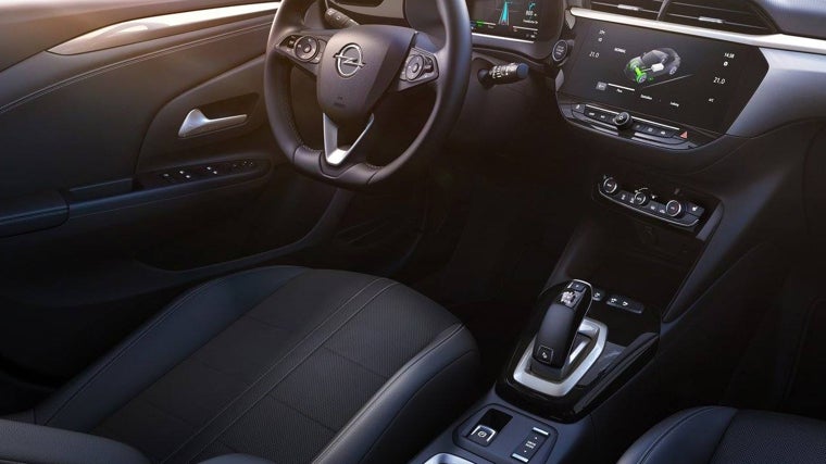Todas las tapicerías interiores que se ofrecen en los vehículos eléctricos de Opel son exclusivamente veganas, una solución que el fabricante alemán espera extender a otros modelos. En la imagen, el interior del Opel Corsa