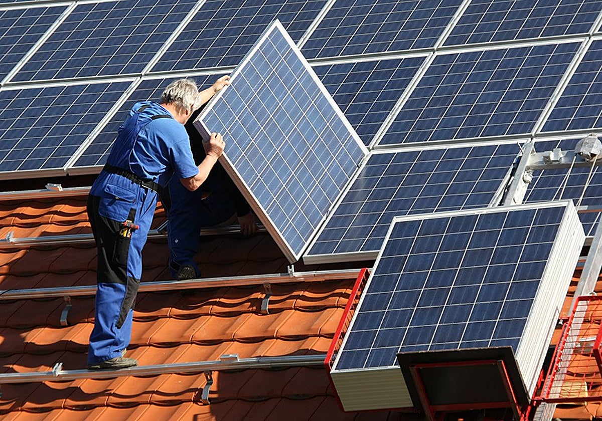 Instalación de placas en un tejado