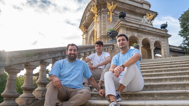 Alberto Gras (centro de la imagen), finalista de MasterChef 8, ha creado junto a sus socios Gerard Moreno y Raimon Recoder (a su izda. y dcha.) la cadena de hamburguesas Deleito, que desde su nacimiento se ha apoyado en las redes sociales para construir comunidad