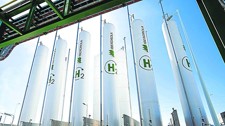 Iberdrola dio los primeros pasos efectivos a nivel industrial en esta tecnología con la inauguración hace más de un año de una planta de hidrógeno verde en Puertollano (Ciudad Real)