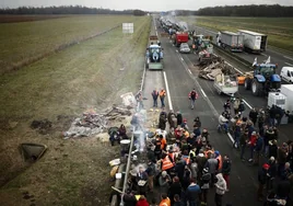 El infierno de los transportistas españoles en las carreteras francesas: «No dormimos, tenemos miedo de que nos ataquen»