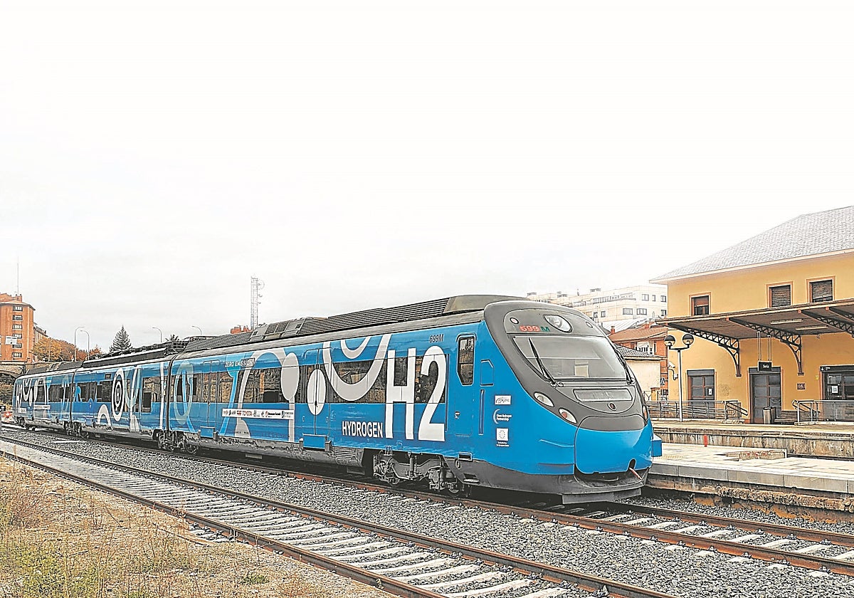 El proyecto FCH2Rail, un tren de hidrógeno impulsado por la empresa CAF y que ya está en pruebas en España, es un ejemplo de las posibilidades que esta tecnología abre también en el transporte ferroviario
