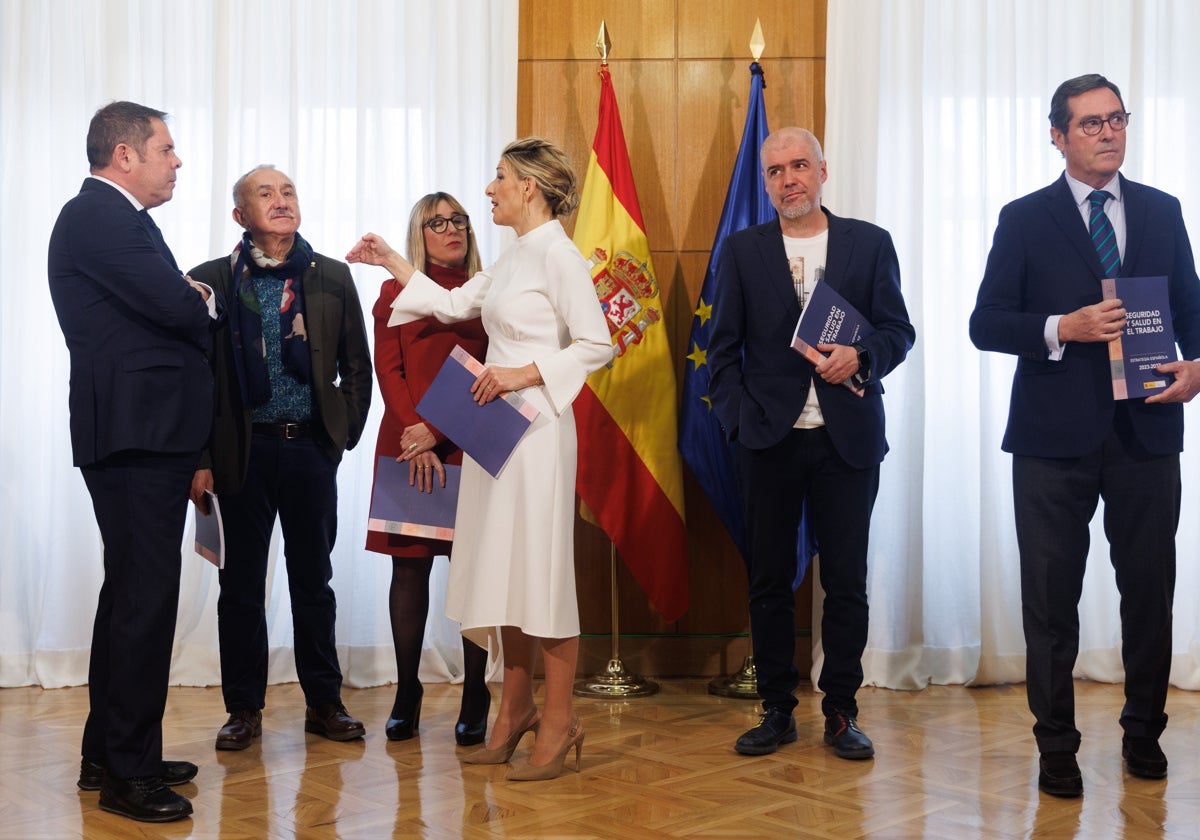 La vicepresidenta segunda, Yolanda Díaz, con los agentes sociales