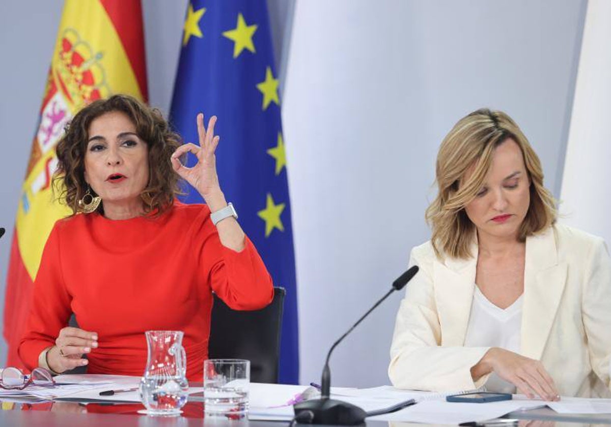 La ministra de Hacienda, María Jesús Montero, y la portavoz, Pilar Alegría, en La Moncloa