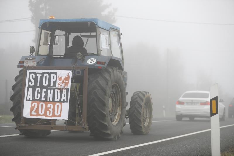 Agricultores circulan por la carretera N-547 dirección Lugo