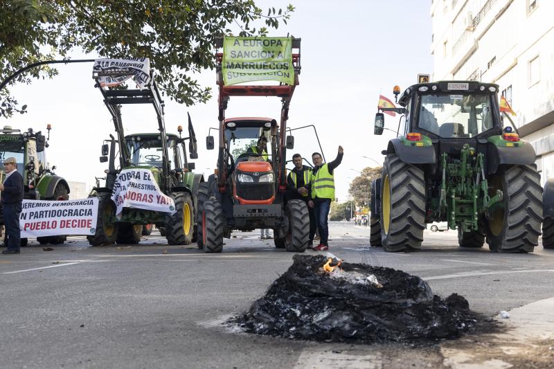 Tractores y camiones de los agricultores y ganaderos malagueños bloquean los accesos al Puerto de Málaga