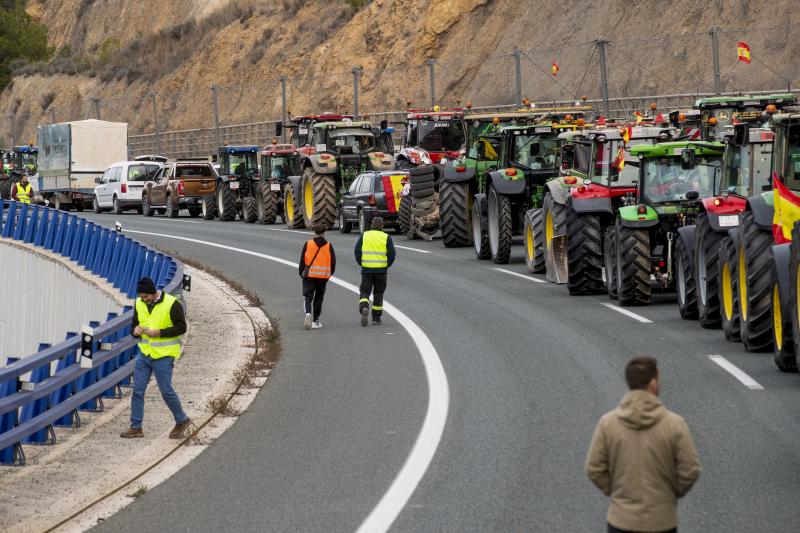 Varios tractores mantienen cortada la autovía A-30 a la altura del puerto de la Cadena en dirección Murcia