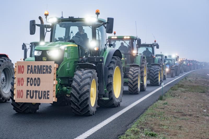 Decenas de tractores cortan la autovía A-2 a la altura de Mollerusa (Lleida)