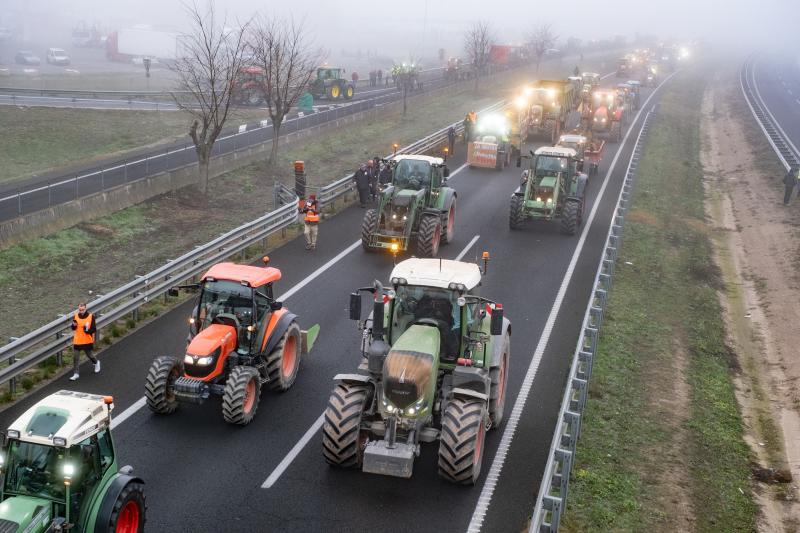 Agricultores cortan la autovía A-2 a la altura de Vilasana (Lleida) este martes