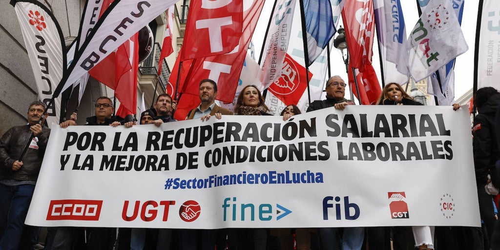 Los sindicatos de la banca se manifiestan para exigir subidas ...