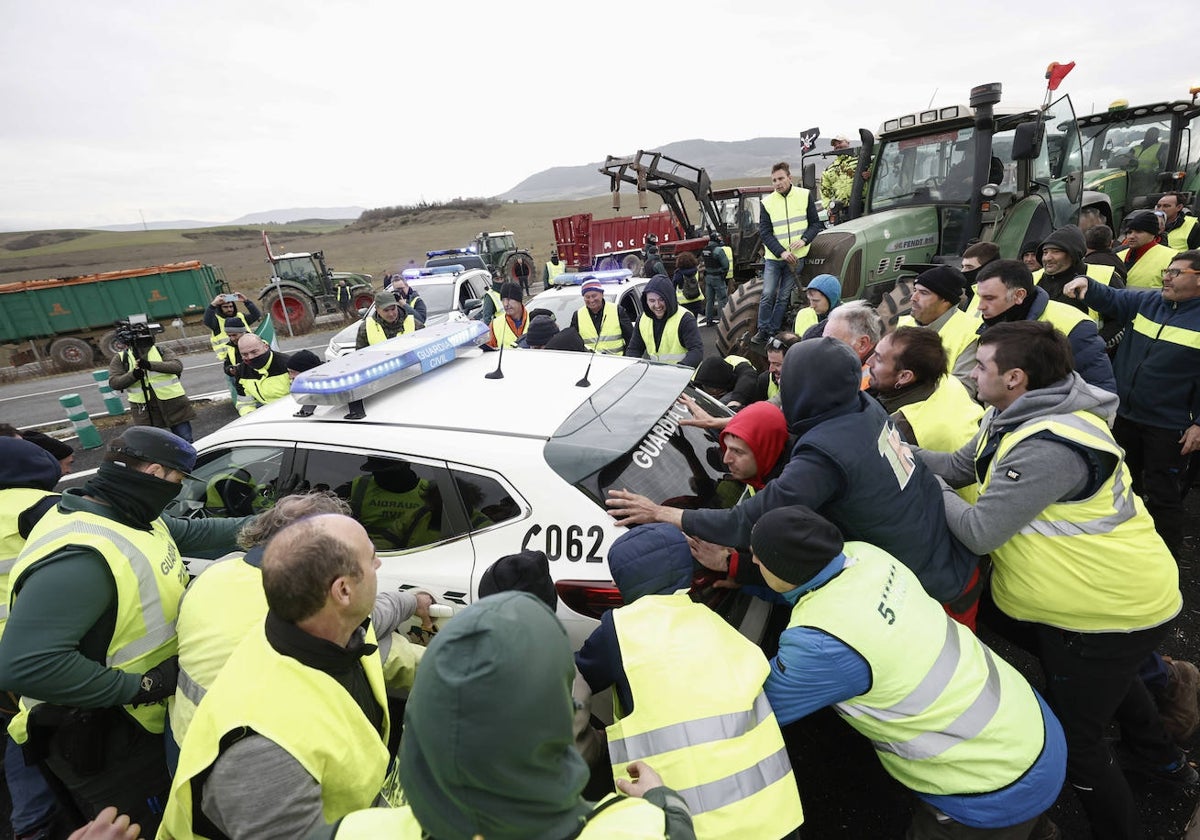 Agricultores mueven coches de la Guardia Civil para acceder a Pamplona este jueves