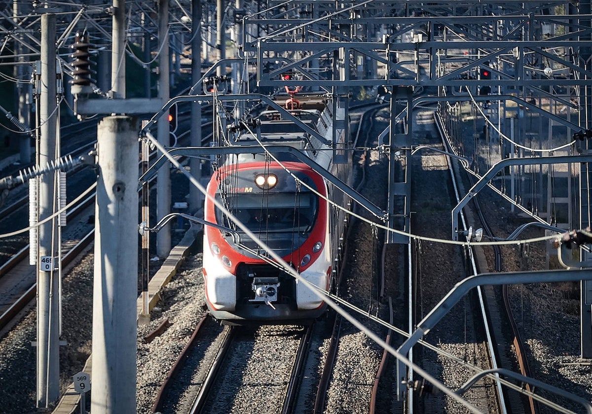 Un tren de Renfe circula por la red de Cercanías