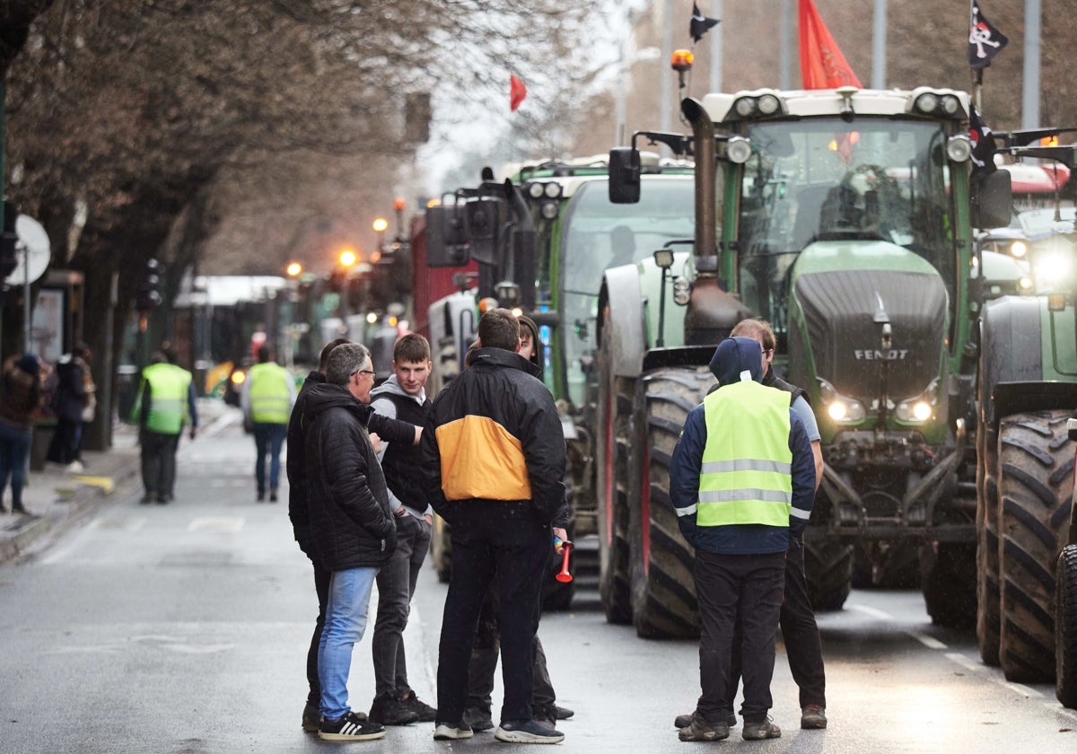 Agricultores y tractores en una manifestación por el centro de Pamplona