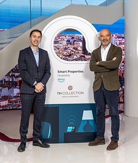 Imagen secundaria 2 - El servicio Alexa Smart Properties for Hospitality, diseñada para las necesidades de la industria hotelera, acaba de llegar a nuestro país. Desde Amazon aseguran que en hoteles de otros países donde ya funcionaba han aumentado los pedidos al servicio de habitaciones tras su implantación. En las dos primeras imágenes, el dispositivo Echo Show 8 en pleno funcionamiento y, en la última, Albert Creixell, Head of Alexa Enterprise UK and Spain (izda.) e Isidoro Martínez de la Escalera, Chief Marketing Officer de Minor Hotels Europe and Americas (dcha)