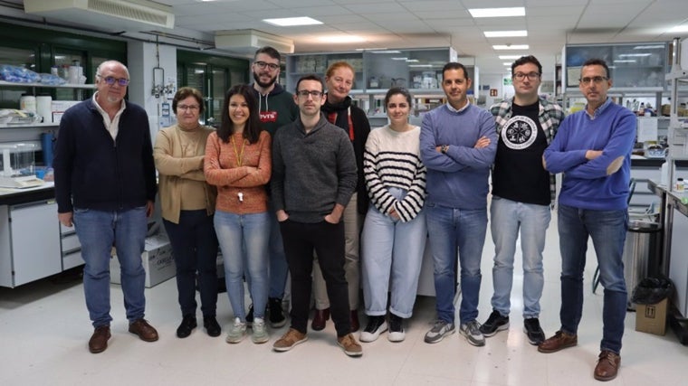 Parte del equipo creador de la batería