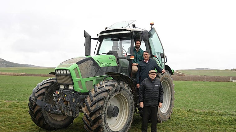 Los Ortega, en sus tierras de Honrubia de Cerrato (Palencia)