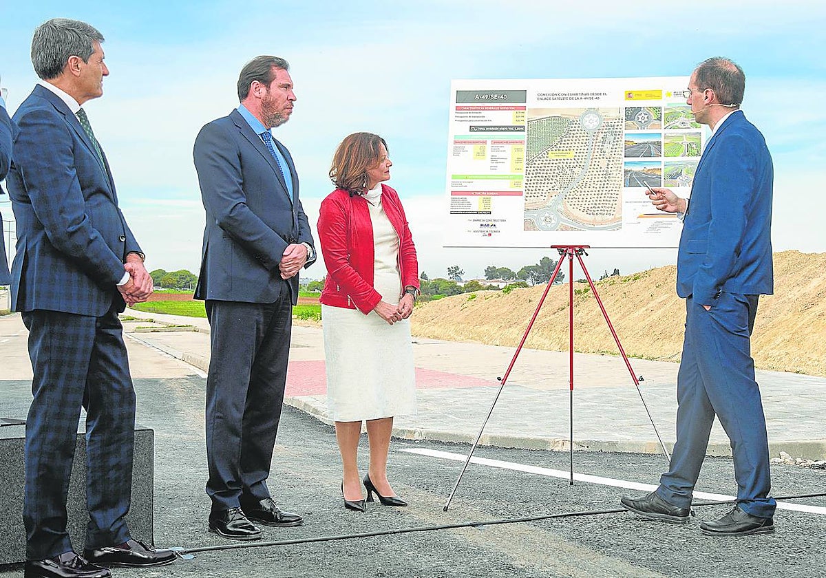 El ministro de Transportes, Óscar Puente, en la inauguración de un tramo de carretera